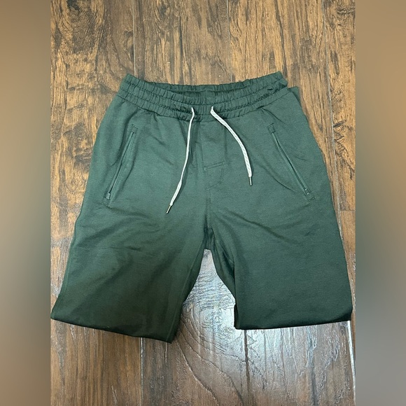 NWOT Vuori Sunday Performance Jogger - Picture 5 of 6